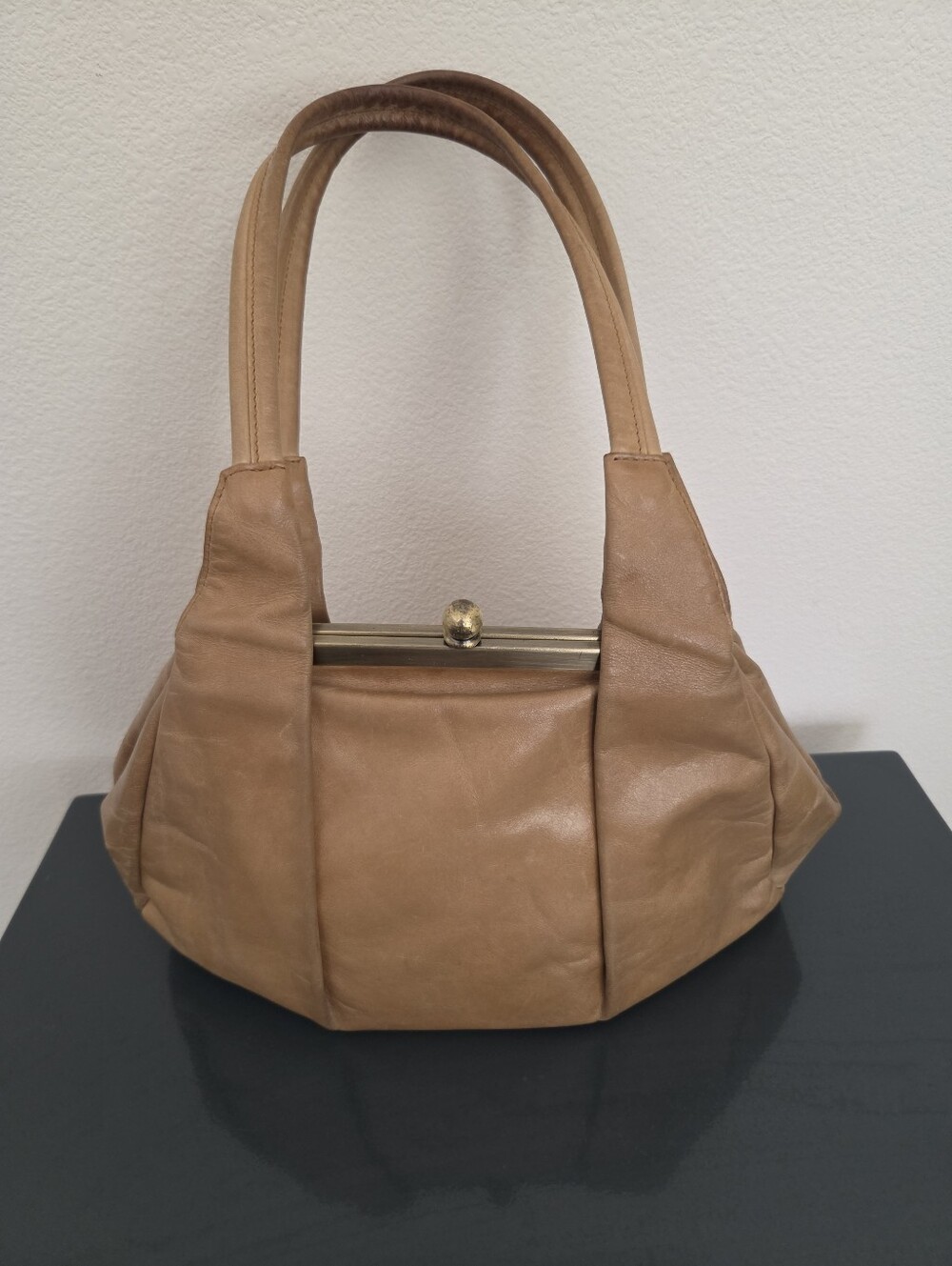 Vtg HOBO International Tan Leather Pleated Frame Bag Kiss Lock Shoulder Purse